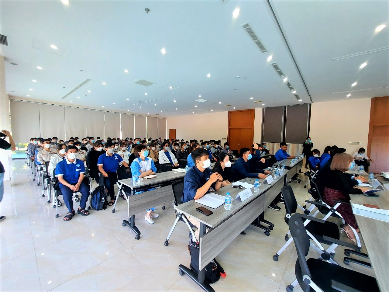100 students visiting the industrial park