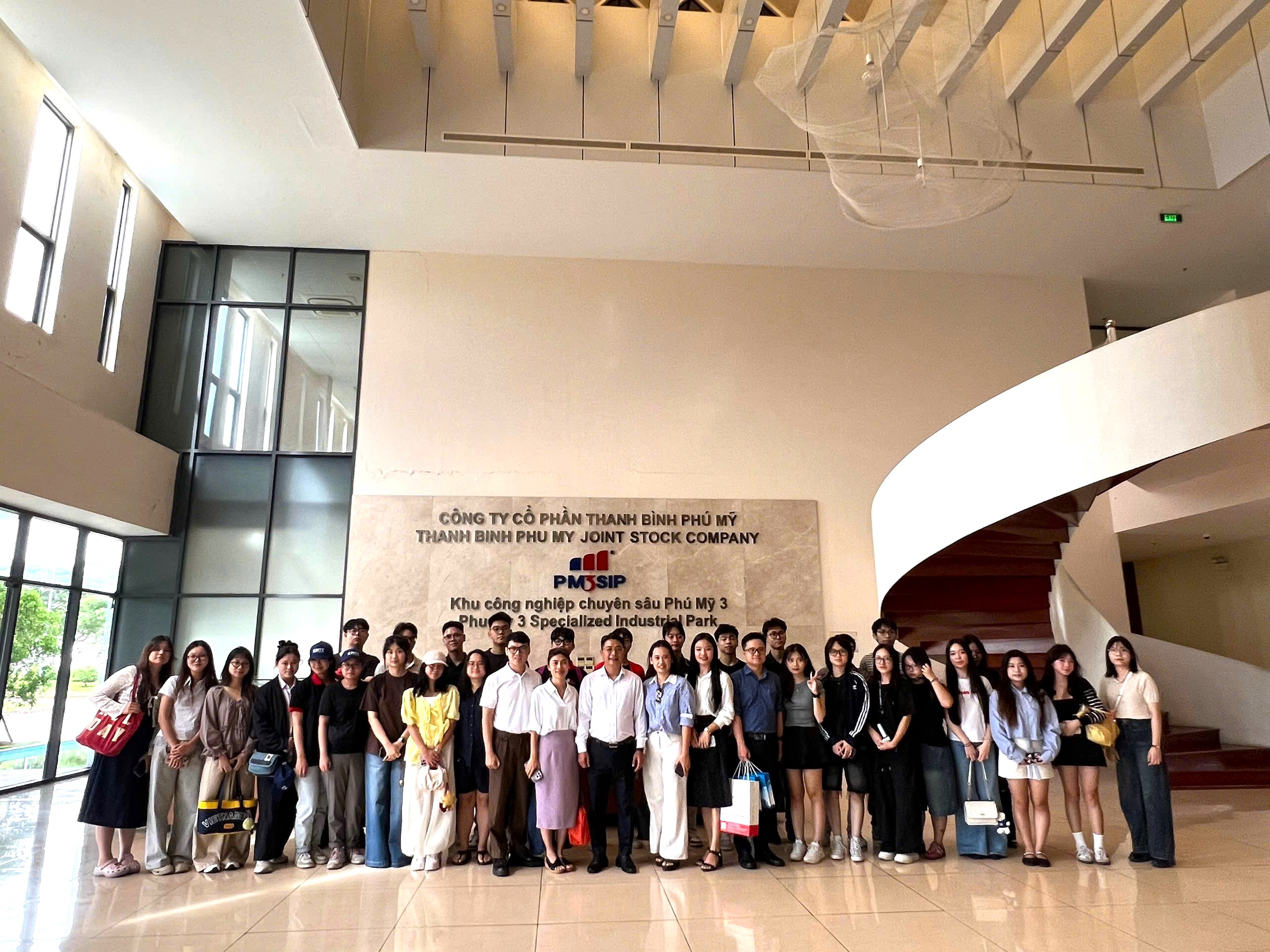 PHU MY 3 SPECIALIZED INDUSTRIAL PARK ACCOMPANIES MORE THAN 30 STUDENTS FROM THE NATIONAL ECONOMICS UNIVERSITY - VISIT, EXCHANGE AND CAREER ORIENTATION