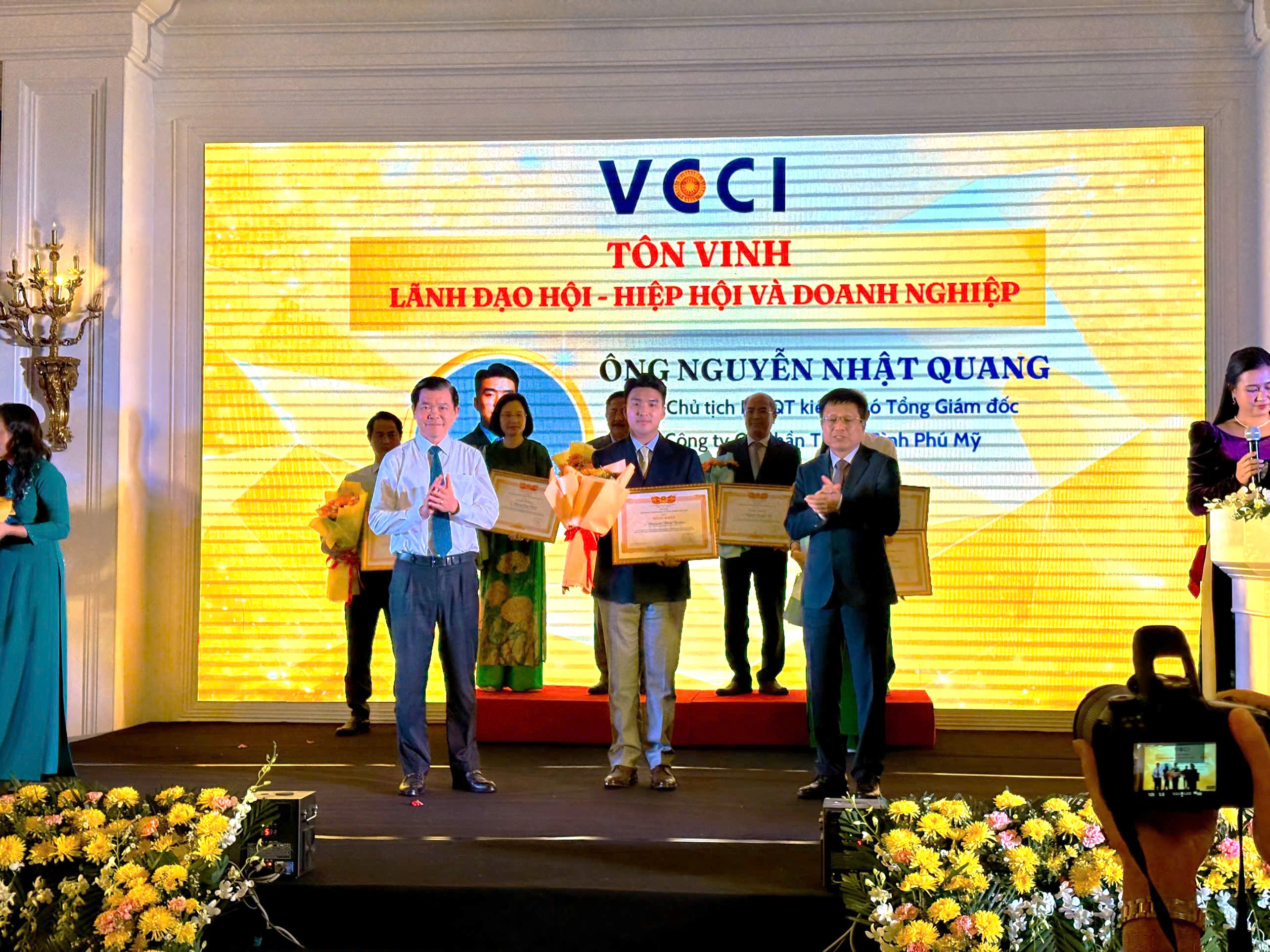 VCCT Honors Mr. Nguyen Nhat Quang, Vice Chairman of the Board of  Directors and Deputy General Director of Thanh Binh Phu My Joint Stock Company, as an Outstanding Business Leader of 2025
